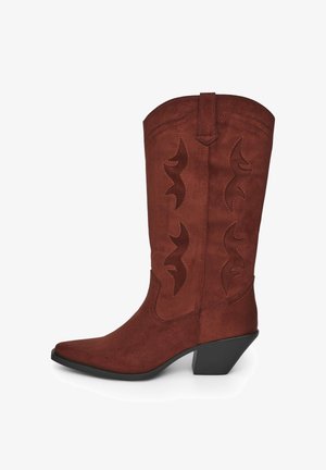 Stivaletti cowboy in suede marrone con punta affusolata, caratterizzati da cuciture decorative e dettagli ritagliati sulla parte superiore. Design con tacco a blocco.
