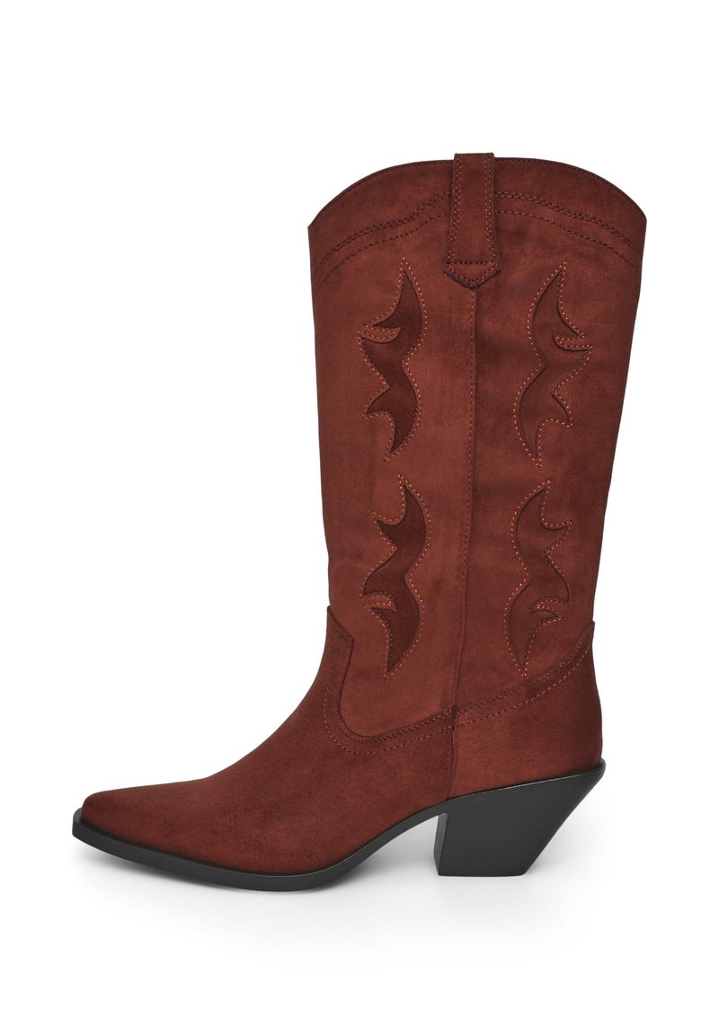 Stivaletti cowboy in suede marrone con punta affusolata, caratterizzati da cuciture decorative e dettagli ritagliati sulla parte superiore. Design con tacco a blocco.