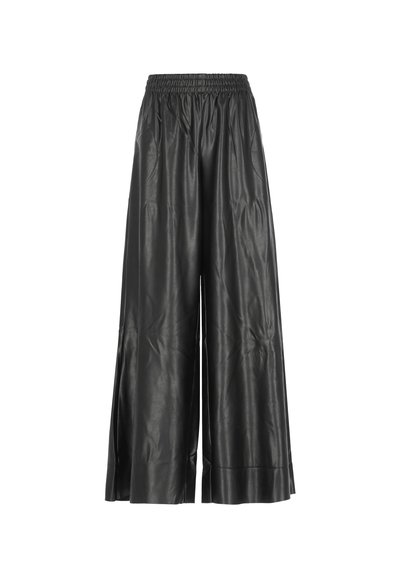 Pantaloni larghi in ecopelle nera con vita elastica, caratterizzati da una texture liscia e leggere pieghe. Senza tasche visibili o accessori metallici.