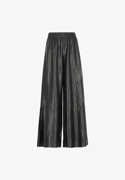 Pantaloni larghi in ecopelle nera con vita elastica, caratterizzati da una texture liscia e leggere pieghe. Senza tasche visibili o accessori metallici.