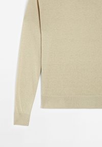 Pull beige à manches longues avec poignets et ourlet côtelés, montré partiellement de l'épaule à la taille sur fond blanc.