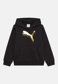 Felpa nera con cappuccio con il logo Puma sovrapposto dorato sul davanti e una singola tasca a marsupio frontale, esposta su uno sfondo bianco.