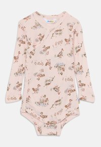 Långärmad baby bodysuit i ljusrosa med ett upprepat ankungmönster. Tillverkad av mjukt tyg, med tryckknappar och en överlappande design.