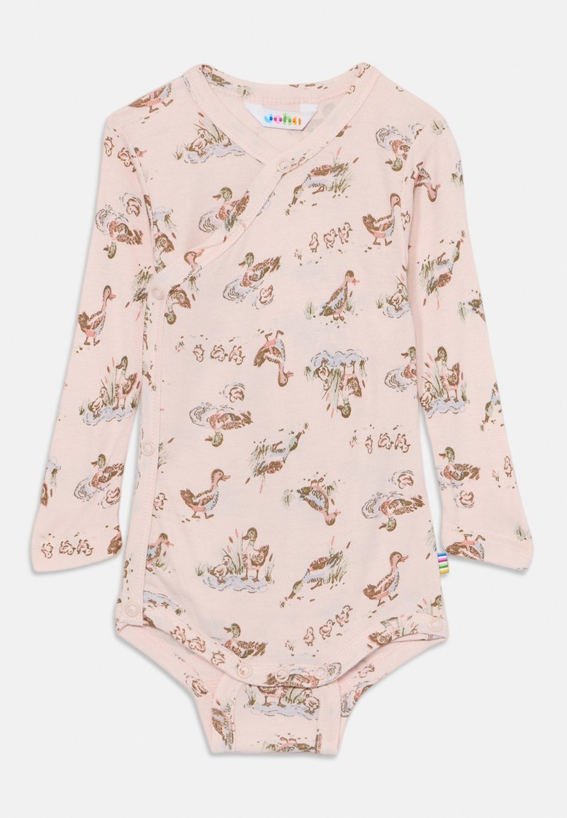 Långärmad baby bodysuit i ljusrosa med ett upprepat ankungmönster. Tillverkad av mjukt tyg, med tryckknappar och en överlappande design.