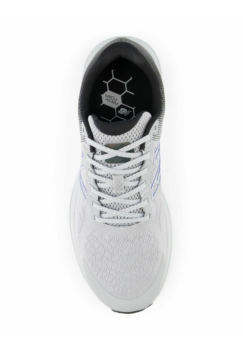 Zapatilla deportiva ligera en malla gris y blanca, con una plantilla de patrón hexagonal, cordones planos y un collar acolchado.