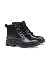 Czarne skórzane botki za kostkę z zamszową cholewką, sznurowaniem z przodu oraz grubą gumową podeszwą z wyraźnym bieżnikiem i ozdobnymi detalami.