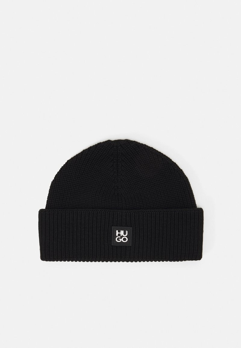 Bonnet noir en maille avec revers replié et étiquette noire rectangulaire affichant le texte blanc "HUGO" centré sur le revers.