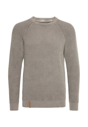Gestrickter Pullover in Hellgrau mit strukturiertem Gewebe, gerippten Bündchen und Saum sowie einem Logo-Patch an der Unterseite. Rundhalsausschnitt.