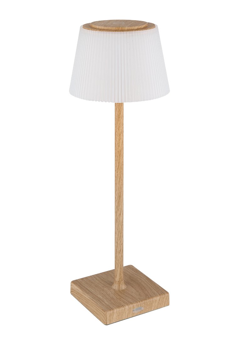 Lampada da tavolo in legno con base quadrata, stelo slanciato e paralume in tessuto bianco plissettato. La parte superiore è un elegante pannello circolare in legno liscio.