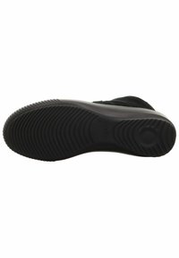 Sole di sneaker nera con un design in gomma testurizzata caratterizzato da scanalature orizzontali e verticali per una migliore trazione e un bordo esterno liscio.