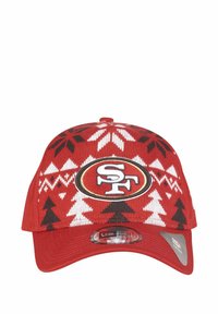 Bonnet tricoté rouge avec des motifs de flocons de neige et d'arbres en blanc et noir, avec un logo SF brodé à l'avant et un bord incurvé.