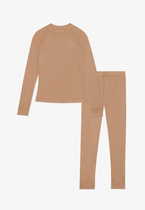 Pruuni pikkade varrukatega särk ja sobivad täispikkus leggingsid, millel on rinnal ja reiel väike hall logo, esitatud valgel taustal.