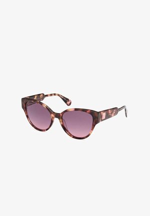 Occhiali da sole a forma di gattuccia in tartaruga con lenti viola e aste leggermente curve posizionati su uno sfondo bianco.