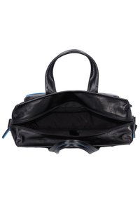 Borsa a mano in pelle nera con accenti blu, dotata di due manici, chiusura con zip e tasca interna. Texture liscia e forma strutturata.