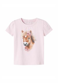 Lys rosa bomulds t-shirt med korte puffærmer og et frontgrafik af en brun pony prydet med en blomsterkrone i bløde farver.