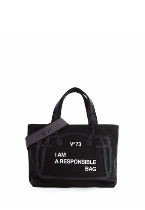 Borsa a tracolla nera con manici e tracolla, con testo bianco "V°73 I AM A RESPONSIBLE BAG" sul contorno della tasca anteriore.