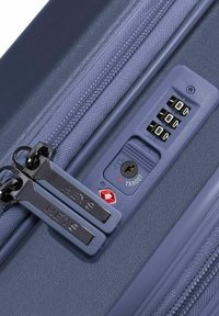 Valigia blu navy con doppie cerniere nere, display della combinazione con manopole e superficie strutturata per maggiore durata.