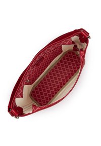 Sac à main en cuir rouge avec un intérieur matelassé, doté d'une doublure beige et d'un compartiment rembourré. Fermeture éclair et sangle robuste.