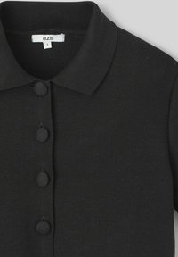 Cardigan noir en tricot avec un col, six boutons ronds et une texture douce. Étiquette indique "BZB," taille "S."