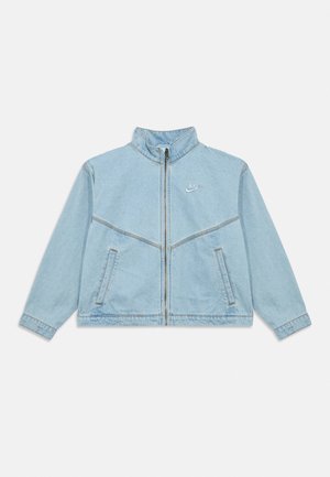 Hellblauer Denim-Nike-Jacke mit durchgehendem Frontreißverschluss, Stehkragen, zwei Seitentaschen und Logo auf der linken Brust.