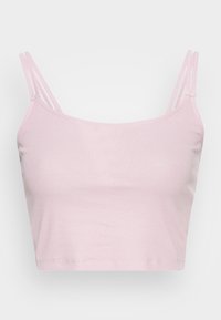 Ljusrosa ribbad crop top med tunna band och rak halsringning, tillverkad av mjukt, stretchigt tyg, lämplig för avslappnad användning.
