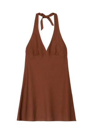 Robe halter en brun avec un décolleté en V profond et des détails froncés au niveau de la poitrine, fabriquée en tissu léger avec une texture lisse.