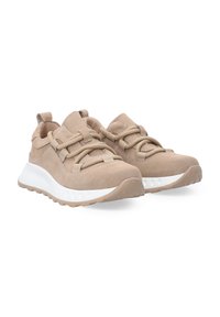 Beżowe zamszowe sneakersy o teksturowanej powierzchni, z elastycznymi sznurowadłami i białą amortyzującą podeszwą. Posiadają pętelkę do zakładania i gumową podeszwę z bieżnikiem.