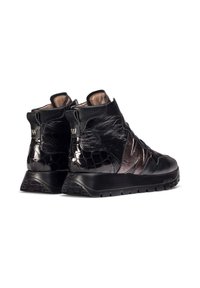 Czarne buty sportowe typu high-top, wykonane z mieszanki teksturowanej skóry i lakierowanych wykończeń, z amortyzowaną podeszwą i subtelnymi metalicznymi akcentami.