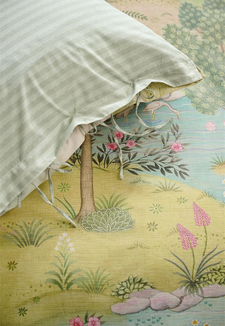 Pasek w kolorze zielonym w poziome paski na tkaninie w kwiatowy wzór, z odcieniami żółtego i różowego. Zawiera haftowane rośliny oraz scenę wodną.