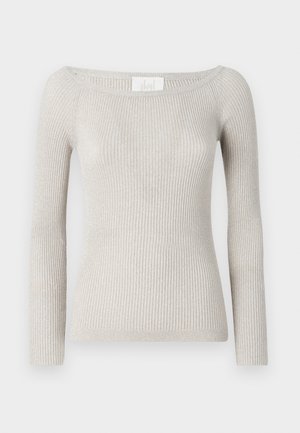 Schulterfreies Langarmshirt in hellgrauer Rippstruktur mit subtilen Schimmer. Hat eine taillierte Silhouette und einen weiten Ausschnitt.