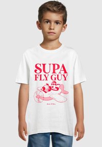 Hvid bomulds t-shirt med rød grafisk tekst "SUPA FLY GUY" og en tegneserie af to figurer i et fly. Korte ærmer, klassisk pasform.