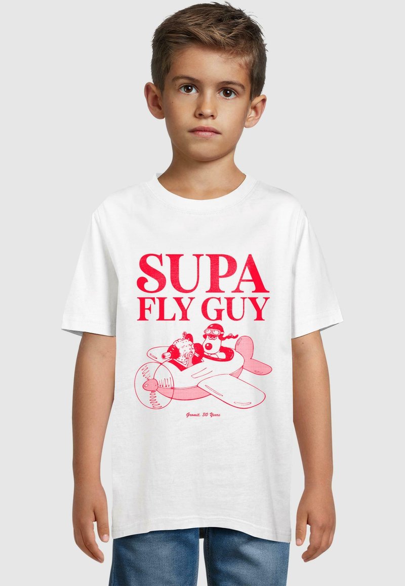 Hvid bomulds t-shirt med rød grafisk tekst "SUPA FLY GUY" og en tegneserie af to figurer i et fly. Korte ærmer, klassisk pasform.