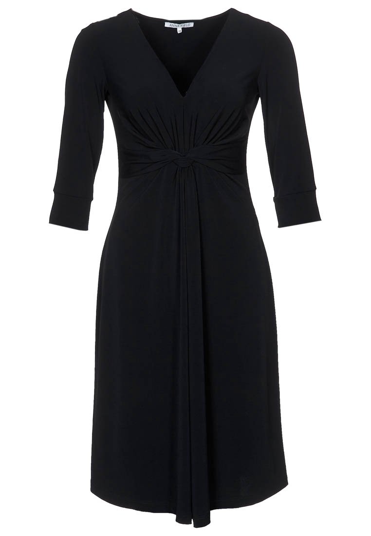Schwarzes knielanges Kleid mit V-Ausschnitt, Dreiviertelärmeln, gerafftem Detail an der Taille und einem fließenden, drapierten Vorderteil. Weiche Stofftextur.