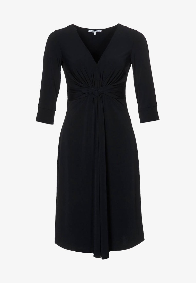 Schwarzes knielanges Kleid mit V-Ausschnitt, Dreiviertelärmeln, gerafftem Detail an der Taille und einem fließenden, drapierten Vorderteil. Weiche Stofftextur.
