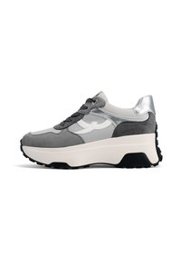 Sneaker grigio e argento con una tomaia in rete e suede, suola intermedia bianca spessa, suola nera testurizzata e dettagli in rilievo sul tallone.