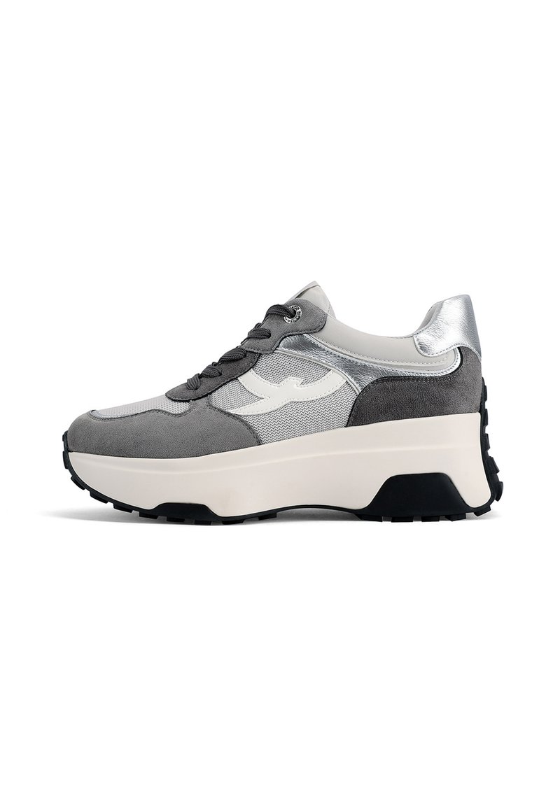 Sneaker grigio e argento con una tomaia in rete e suede, suola intermedia bianca spessa, suola nera testurizzata e dettagli in rilievo sul tallone.