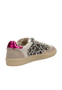 Zapatilla baja con base de ante beige, acentos en plata y estampado de leopardo, y una tapa de talón metálica rosa. Cordoneros redondos y materiales texturizados.