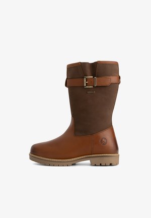 Botte en cuir marron mi-mollet avec tige texturée, sangle à boucle sur le côté, semelle en caoutchouc plate et logo embossé sur la section du talon.