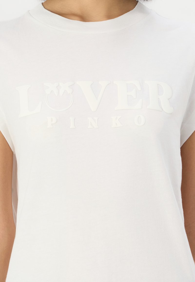 Witte katoenen t-shirt met verhoogde witte letters "LOVER" en "PINKO" op de voorkant, met een ronde halslijn en korte mouwen.