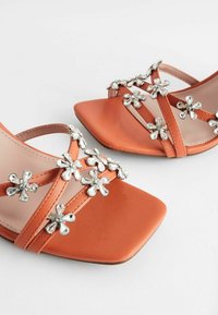 Next FOREVER COMFORT® JEWEL FLOWERS BLOCK HEEL REGULAR FIT - Sandalai - orange