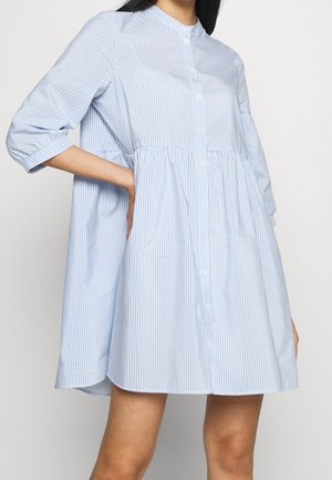 Gestreepte overhemdjurk in lichtblauw en wit, met een knoopsluiting aan de voorkant, een afgeronde kraag, driekwartmouwen en een getailleerde taille.