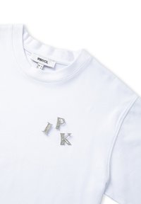 Witte katoen t-shirt met ronde halslijn, voorzien van sprankelende strassletters "I", "P" en "K" als decoratieve accenten aan de voorkant.