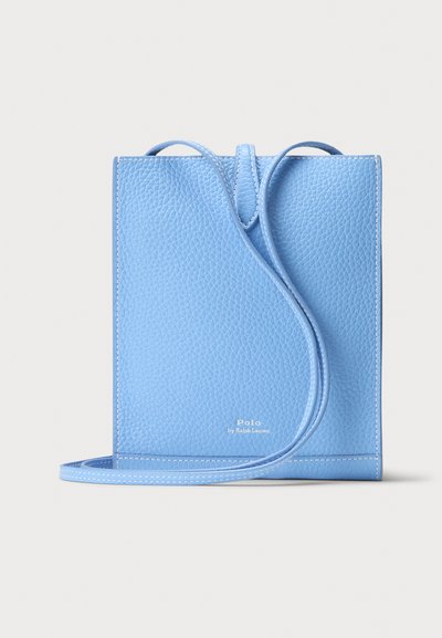 Svetlo modra usnjena torbica čez ramo z teksturirano površino, ravno pravokotno obliko, tankim trakom in vtisnjenim logotipom na dnu.
