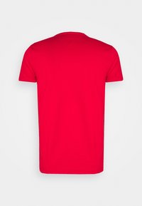 Červené bavlněné tričko s krátkými rukávy, výstřihem do V a hladkou texturou. Žádné viditelné vzory nebo ozdoby. Pouze pohled zezadu.