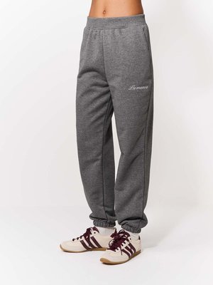 Szürke melegítőnadrág rugalmas derékrésszel és szegéllyel, bal oldalon fehér hímzett "La manía" felirattal. Puha pamut keverék anyagból.