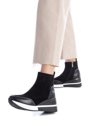 XTI, Bottines compensées - black