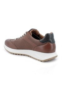 Scarpa in pelle marrone con tomaia perforata, suola imbottita bianca e accentuazione nera sul tacco. Presenta lacci grigi e elementi di design testurizzato.