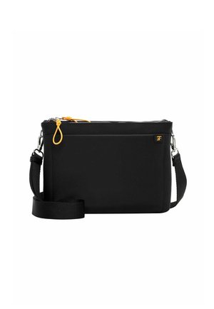 Melna taisnstūra formas plecu soma ar regulējamu siksnu, priekšējā kabata, sudraba aksesuāri un dzeltens rāvējslēdzēja vilcējstienis.