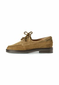 Zapatos de ante marrón con punta redondeada, diseño de cordones y suela plana de goma oscura. Presenta detalles de costura y ojales.
