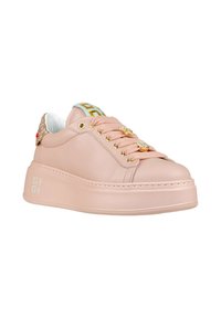 Sneaker in pelle rosa con suola chunky, dettagli decorativi in pizzo e glitter sul tallone. Finiture dorate on the tongue.
